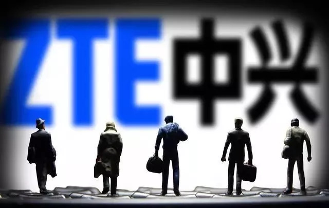 ▲上亿非洲人用上传音手机。图为在肯尼亚首都内罗毕市中心大厦上悬挂的传音手机巨幅广告海报。 （新华社）